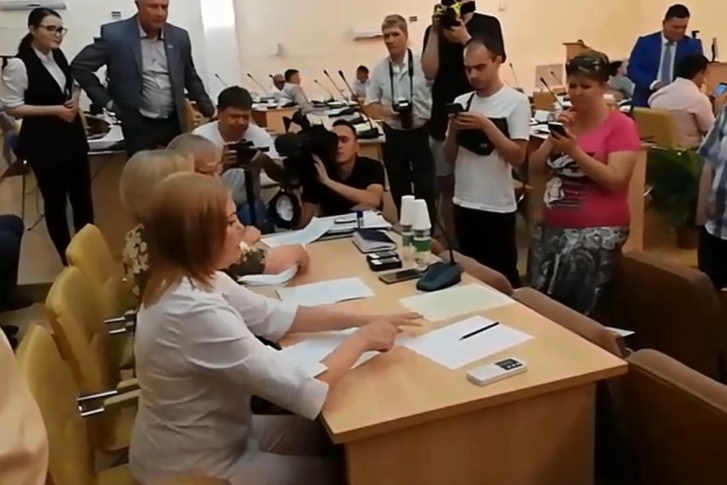 При подсчёте голосов оказалось, что больше половины бюллетеней испорчены При подсчёте голосов оказалось, что больше половины бюллетеней испорчены