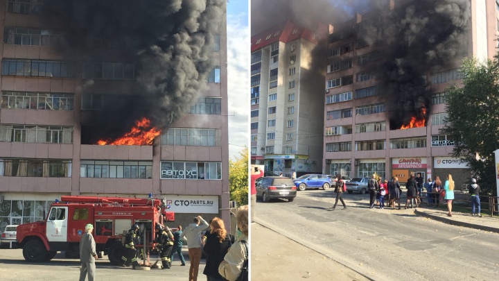 Собрались зеваки: в многоэтажном доме напротив ЧелГУ вспыхнул пожар