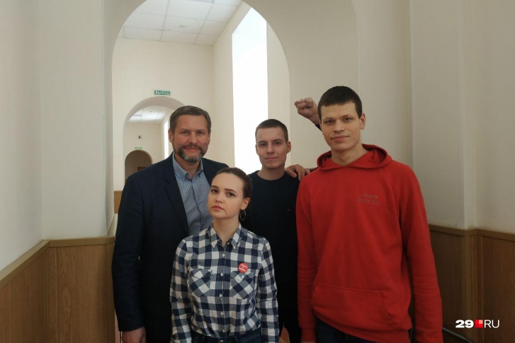 Слева направо — депутат Александр Афанасьев, Дарья Порядина, Михаил Барна и Георгий Биялт