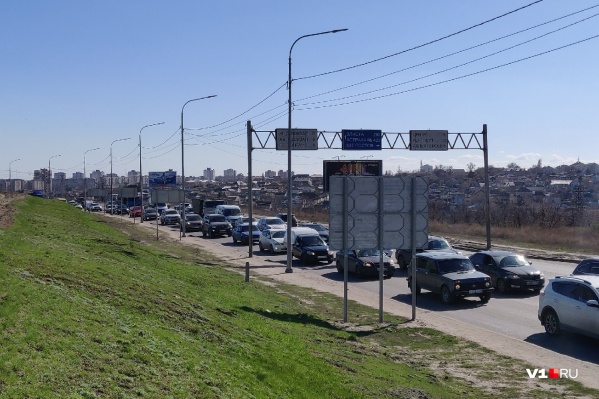 Пробка растянулась от моста через Волгу до поворота на телецентр Пробка растянулась от моста через Волгу до поворота на телецентр