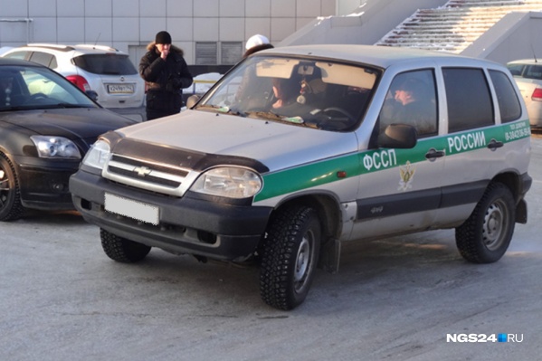Мужчина приехал к приставам на машине, будучи пьяным Мужчина приехал к приставам на машине, будучи пьяным