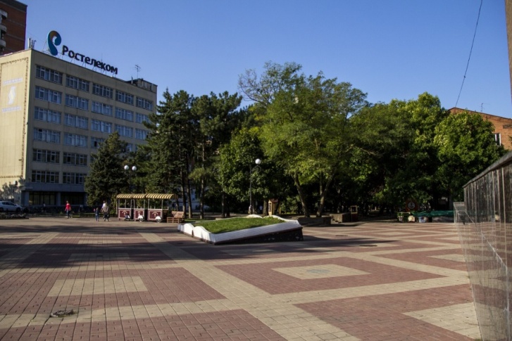 Площадка перед Донской публичной библиотекой 