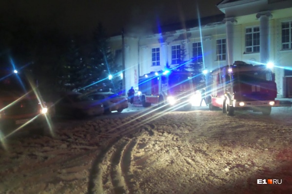 На место выехали сразу 25 пожарных На место выехали сразу 25 пожарных