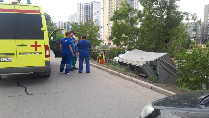 Водителю стало плохо: в Екатеринбурге «газель» с краской для дорожной разметки опрокинулась в кювет