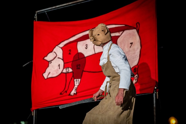 Хедлайнером фестиваля станет зрелищный спектакль польского театра Teatr Biuro Podrozy «Свинополис», поставленный по повести Оруэлла «Скотный двор» Хедлайнером фестиваля станет зрелищный спектакль польского театра Teatr Biuro Podrozy «Свинополис», поставленный по повести Оруэлла «Скотный двор»
