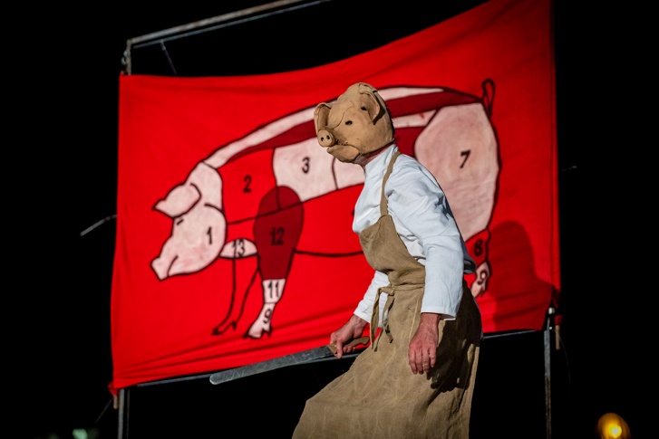 Хедлайнером фестиваля станет зрелищный спектакль польского театра Teatr Biuro Podrozy «Свинополис», поставленный по повести Оруэлла «Скотный двор»