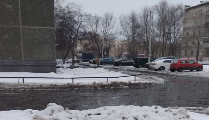 В Челябинске из-за коммунальной аварии жители трёх многоэтажек оказались в ледяном плену