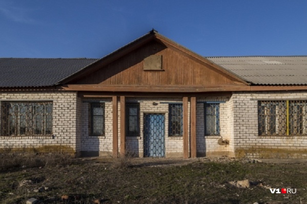 Многие поликлиники и больницы закрылись Многие поликлиники и больницы закрылись