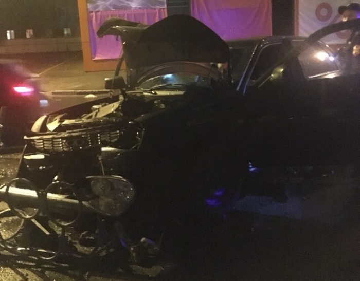 Сам автомобиль сильно поврежден, как и ограждение Сам автомобиль сильно поврежден, как и ограждение