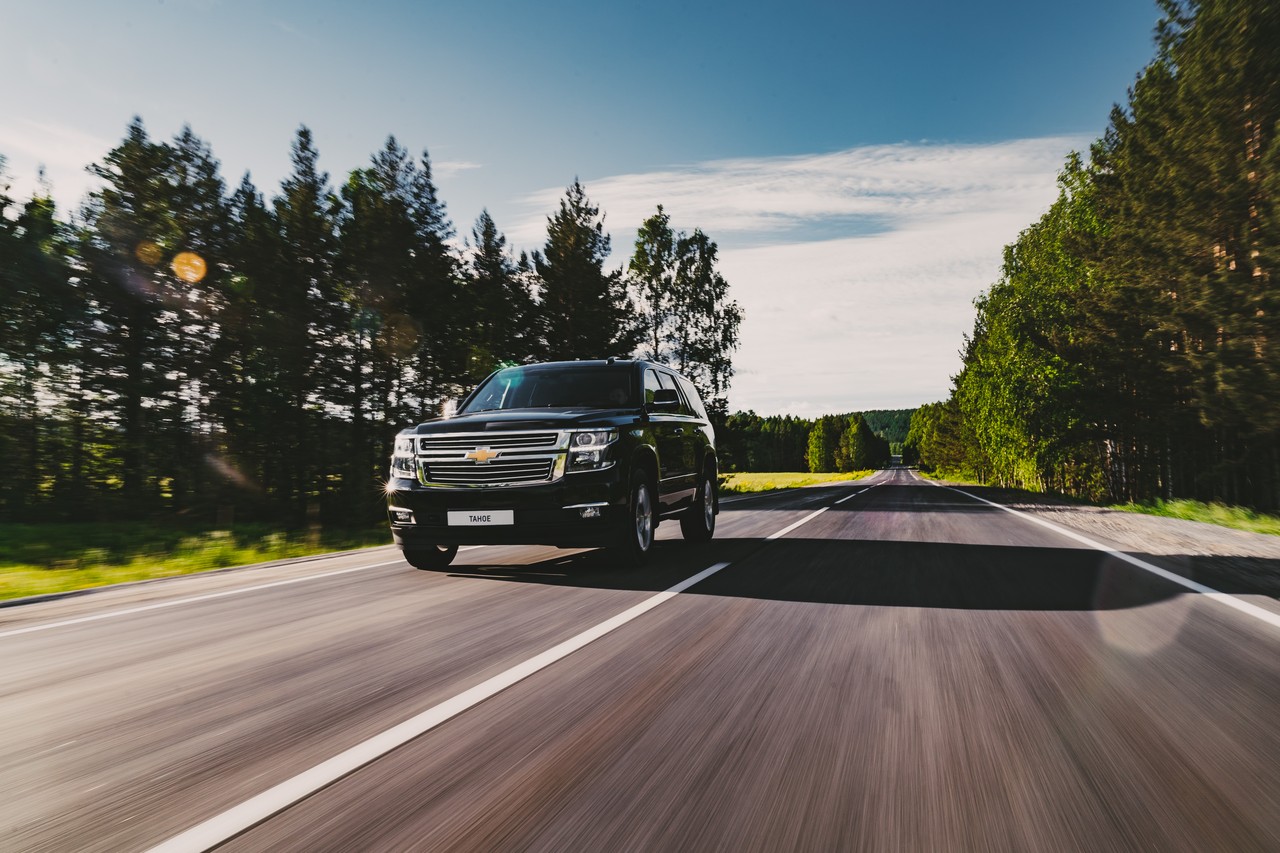 В России Chevrolet Tahoe стоит от 4,49 миллиона рублей, поэтому хоть и не относится формально к премиум-сегменту, по оснащённости, мощности и стоимости попадает туда вполне В России Chevrolet Tahoe стоит от 4,49 миллиона рублей, поэтому хоть и не относится формально к премиум-сегменту, по оснащённости, мощности и стоимости попадает туда вполне