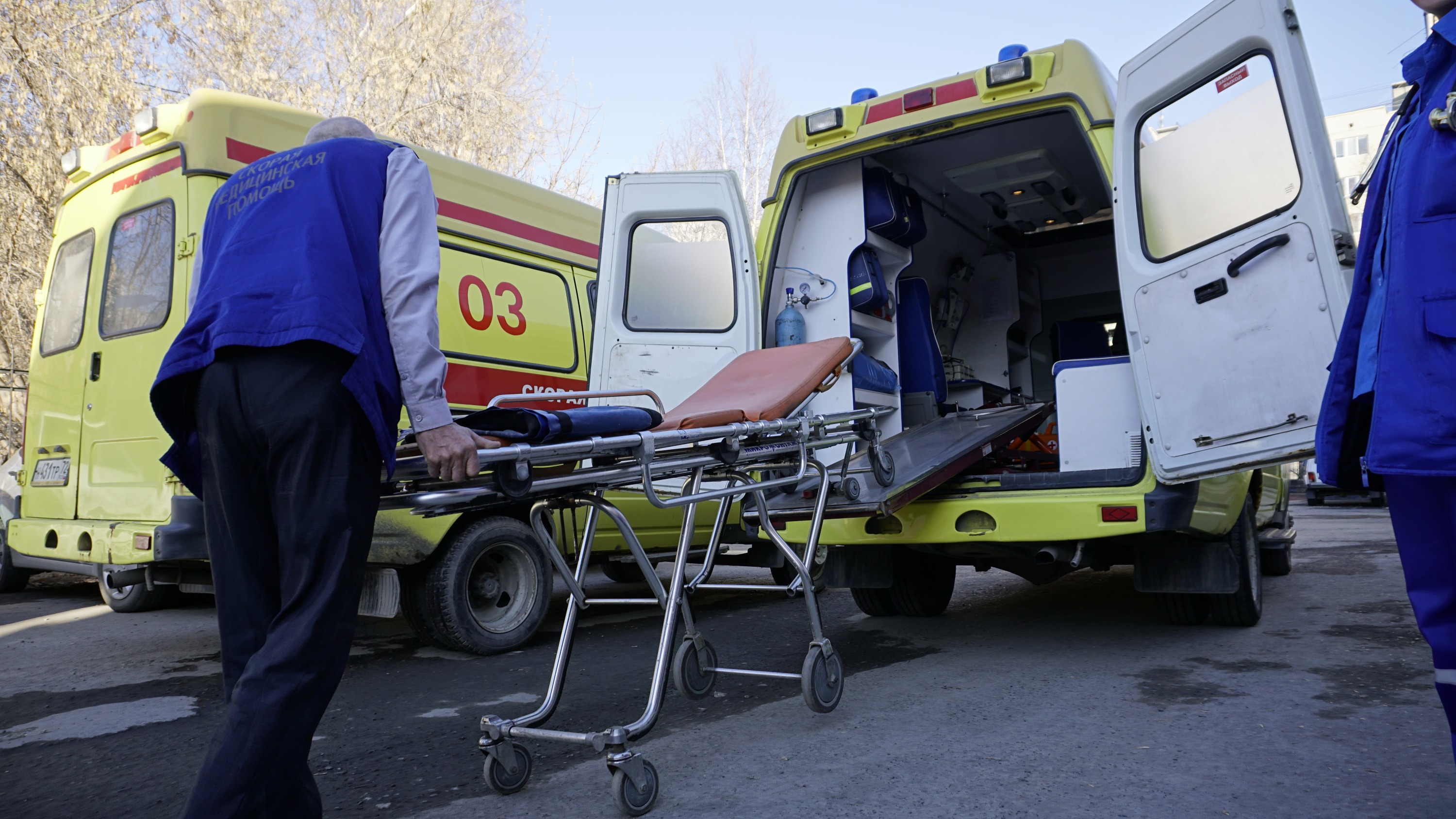 В Тобольске под прицеп «Урала» залетела иномарка, пять человек увезли в больницу