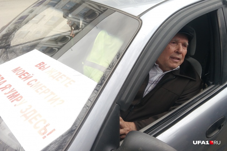 Плакаты с обращением к прокурорам закрывают лобовое и заднее стекло автомобиля