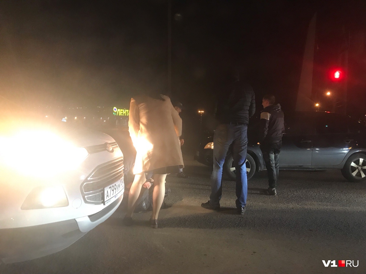 Отлетел от «Лады» и ударился об Ford: в Волгограде около гипермаркета «Лента» вечером сбили пешехода