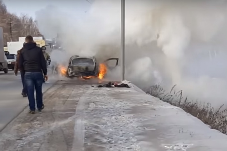 Спасатели приехали быстро, но спасти автомобиль не получилось Спасатели приехали быстро, но спасти автомобиль не получилось
