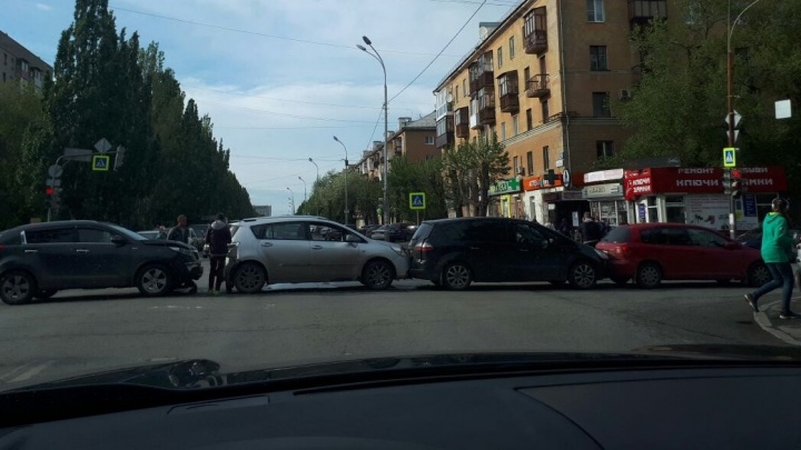 "Паровозик" из трёх машин заблокировал Куйбышева и Восточную