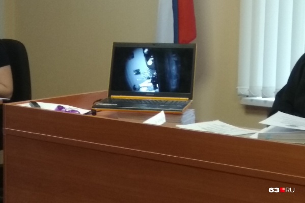 Для демонстрации видео секретарь судьи принесла ноутбук Для демонстрации видео секретарь судьи принесла ноутбук
