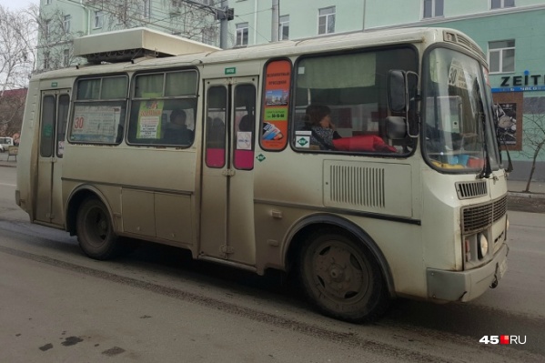 Мужчина летом прошлого года разбил стекло и повредил бампер автобуса Мужчина летом прошлого года разбил стекло и повредил бампер автобуса