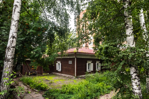 Сейчас историческое здание в центре Новосибирска пустует Сейчас историческое здание в центре Новосибирска пустует
