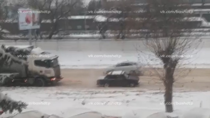 «Жигуленок», который смог: в Уфе сняли на видео, как «семерка» тащит на тросе КАМАЗ
