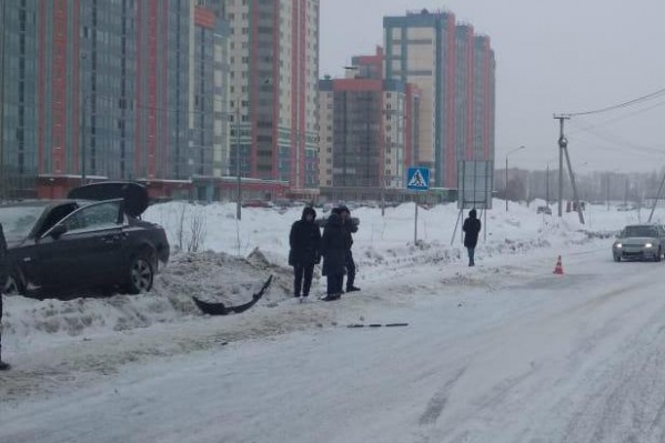 Автомобиль вынесло на обочину Автомобиль вынесло на обочину