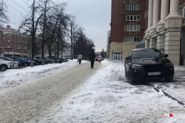 — Центр города, проспект Ленина, точнее, его пешеходная часть, — написал автор снимка. — «Баран» стоит возле круглосуточной ветеринарной клиники, хотя такое поведение точно не лечится (госномер У 006 ТТ 174) — Центр города, проспект Ленина, точнее, его пешеходная часть, — написал автор снимка. — «Баран» стоит возле круглосуточной ветеринарной клиники, хотя такое поведение точно не лечится (госномер У 006 ТТ 174)