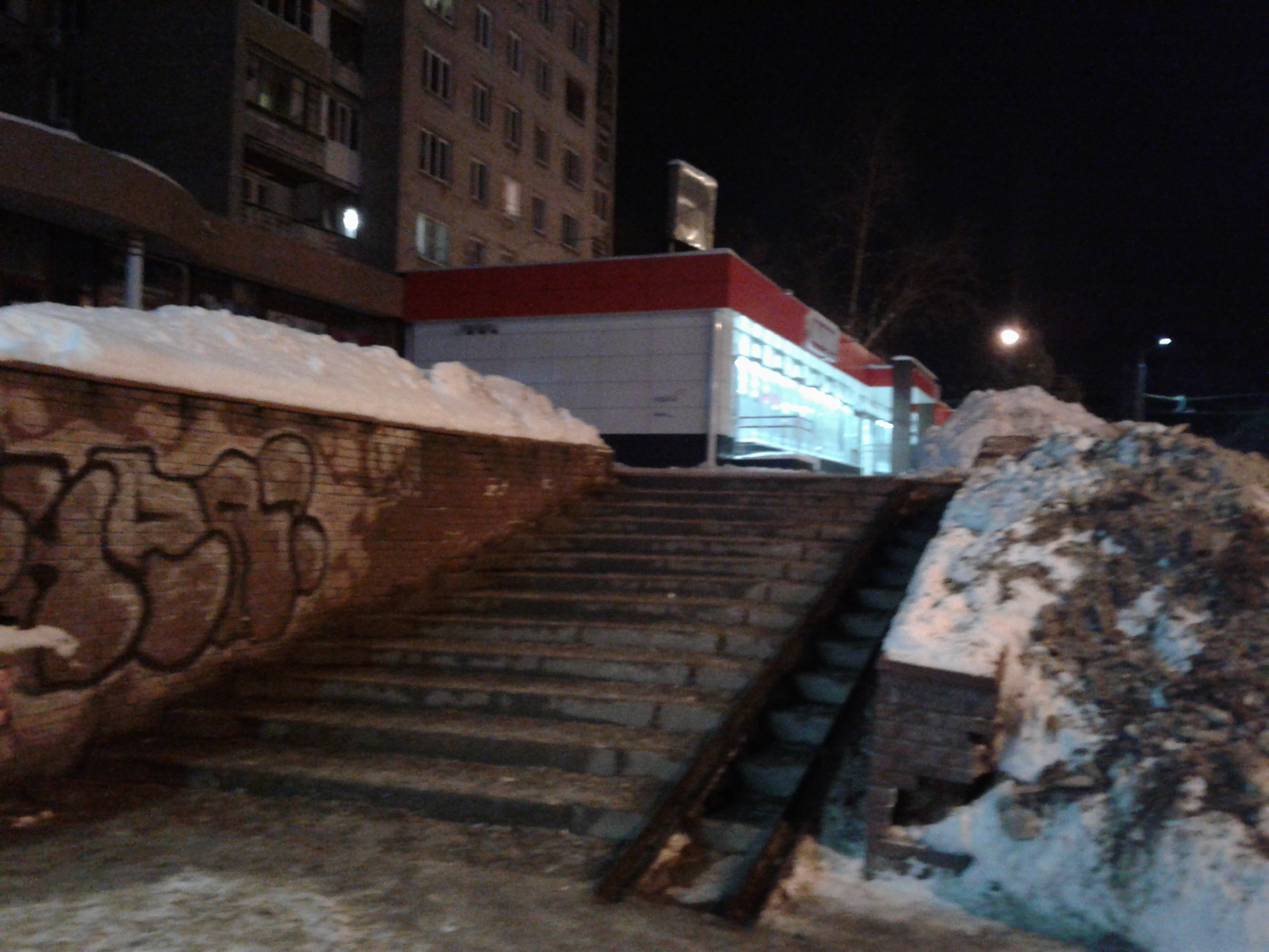 Опасную лестницу в Советском районе все-таки почистили