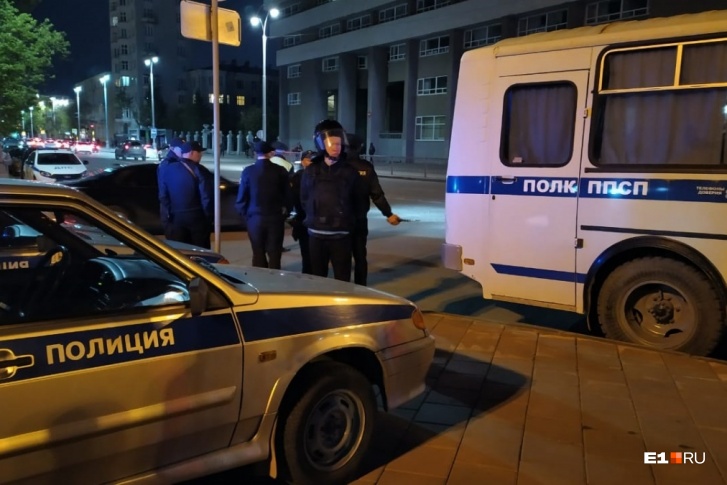Людей к автобусам подвозят на «Ладах» Людей к автобусам подвозят на «Ладах»