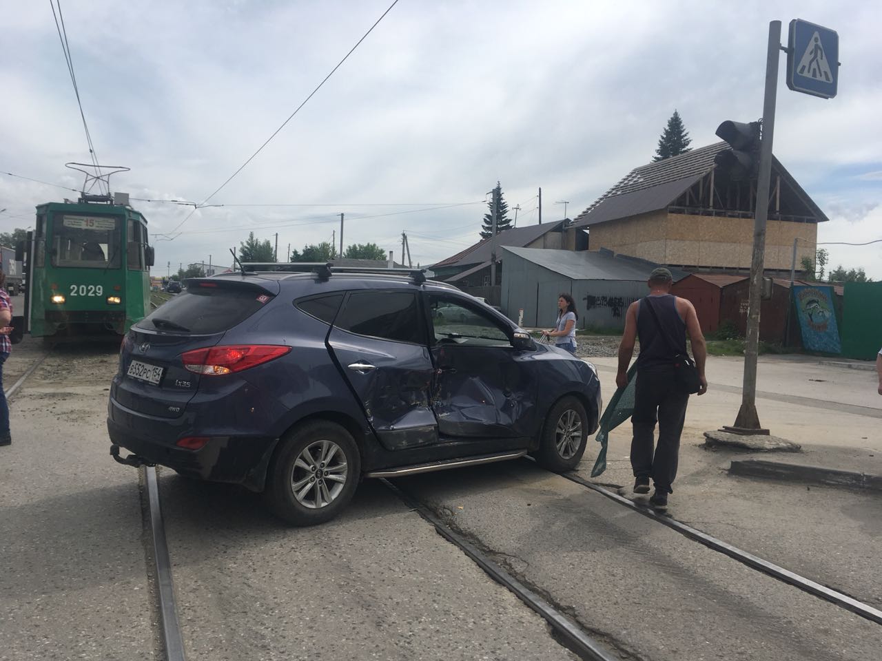 Автомобилю сильно смяло правый бок в ДТП, а также у него разбилось стекло Автомобилю сильно смяло правый бок в ДТП, а также у него разбилось стекло