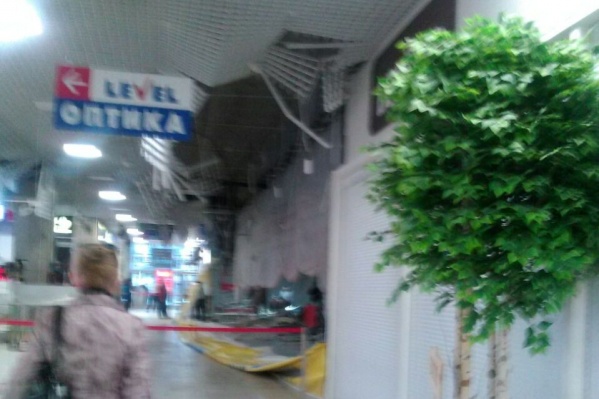В ТЦ обрушились гипсокартон и грильяты В ТЦ обрушились гипсокартон и грильяты
