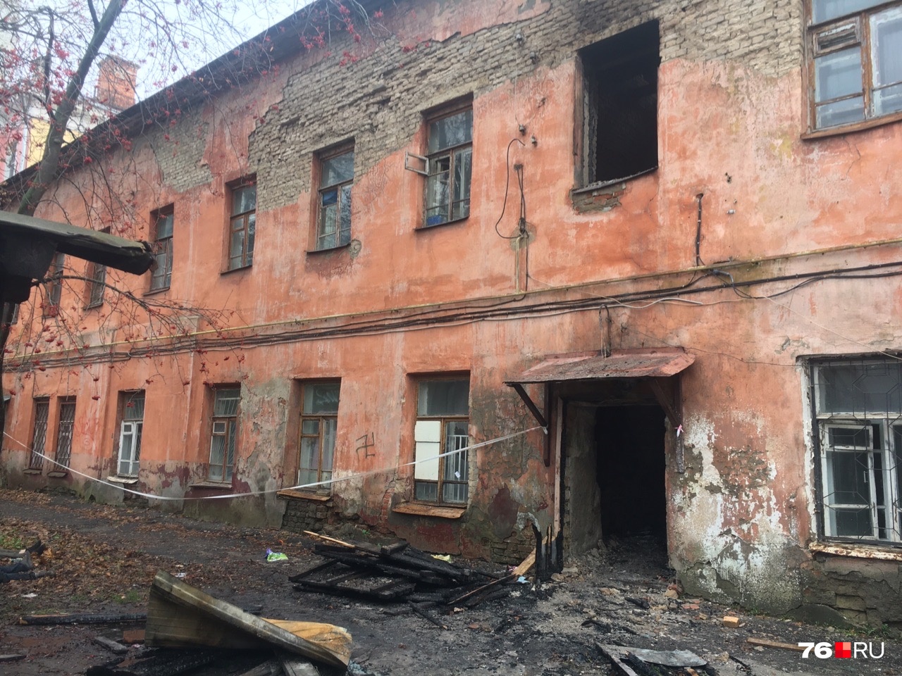 После пожара в центре Ярославля в доме нашли тела двух человек