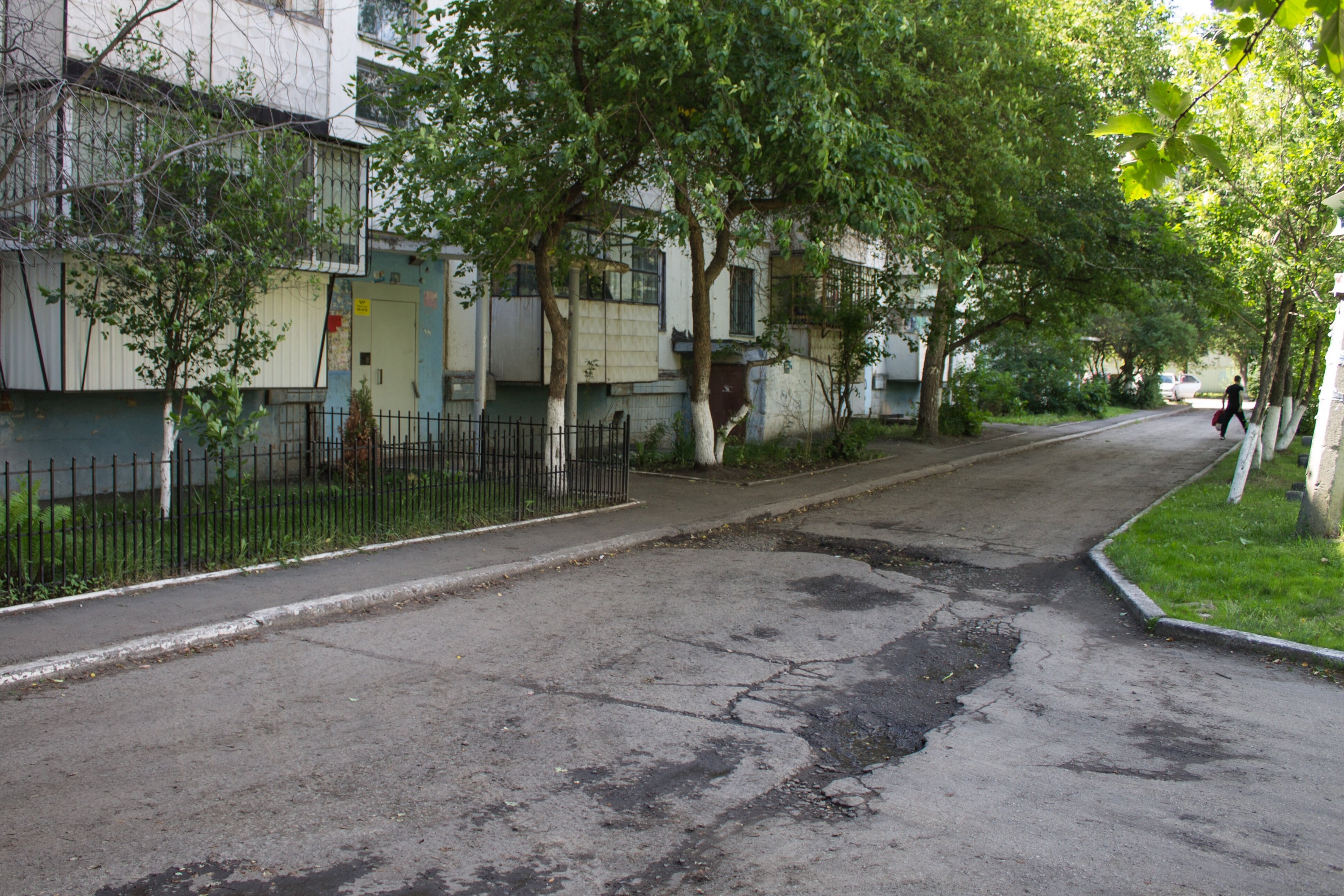 Новую дорогу во дворе ждут жители дома № 334а по проспекту Победы Новую дорогу во дворе ждут жители дома № 334а по проспекту Победы