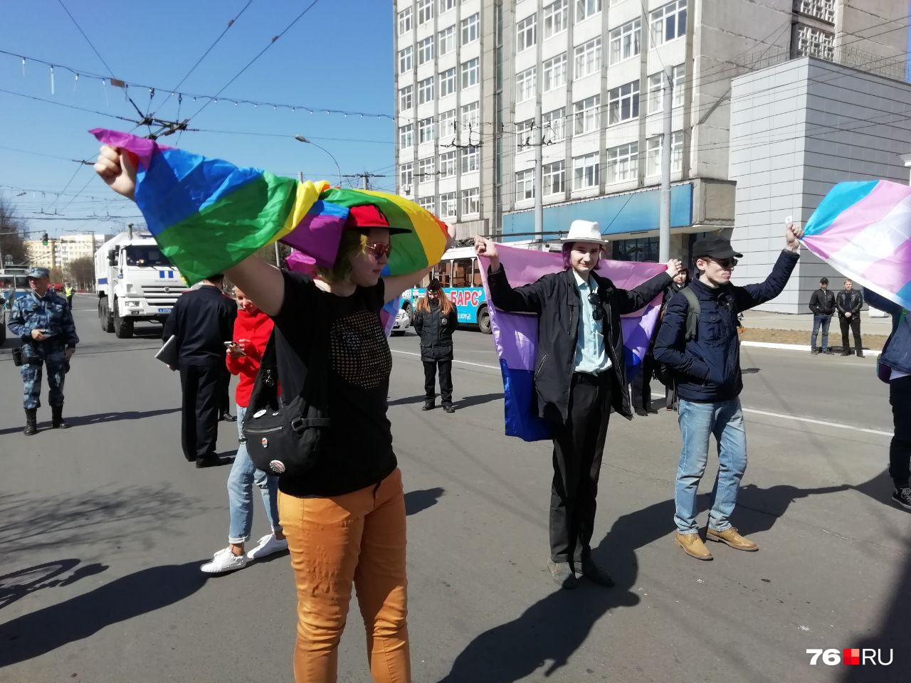 На этот раз другие участники праздника спокойно отреагировали на ЛГБТ-флаги На этот раз другие участники праздника спокойно отреагировали на ЛГБТ-флаги