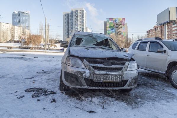 Пожар случился на стихийной парковке рядом с многоквартирным домом Пожар случился на стихийной парковке рядом с многоквартирным домом 