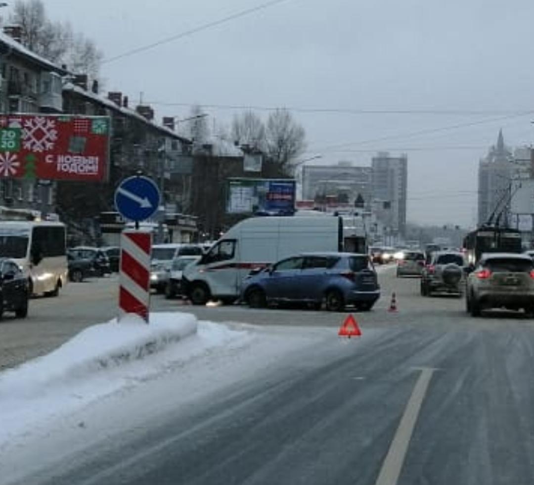 Рядом с «Галереей Новосибирск» сошлись иномарка и скорая — врачи получили травмы