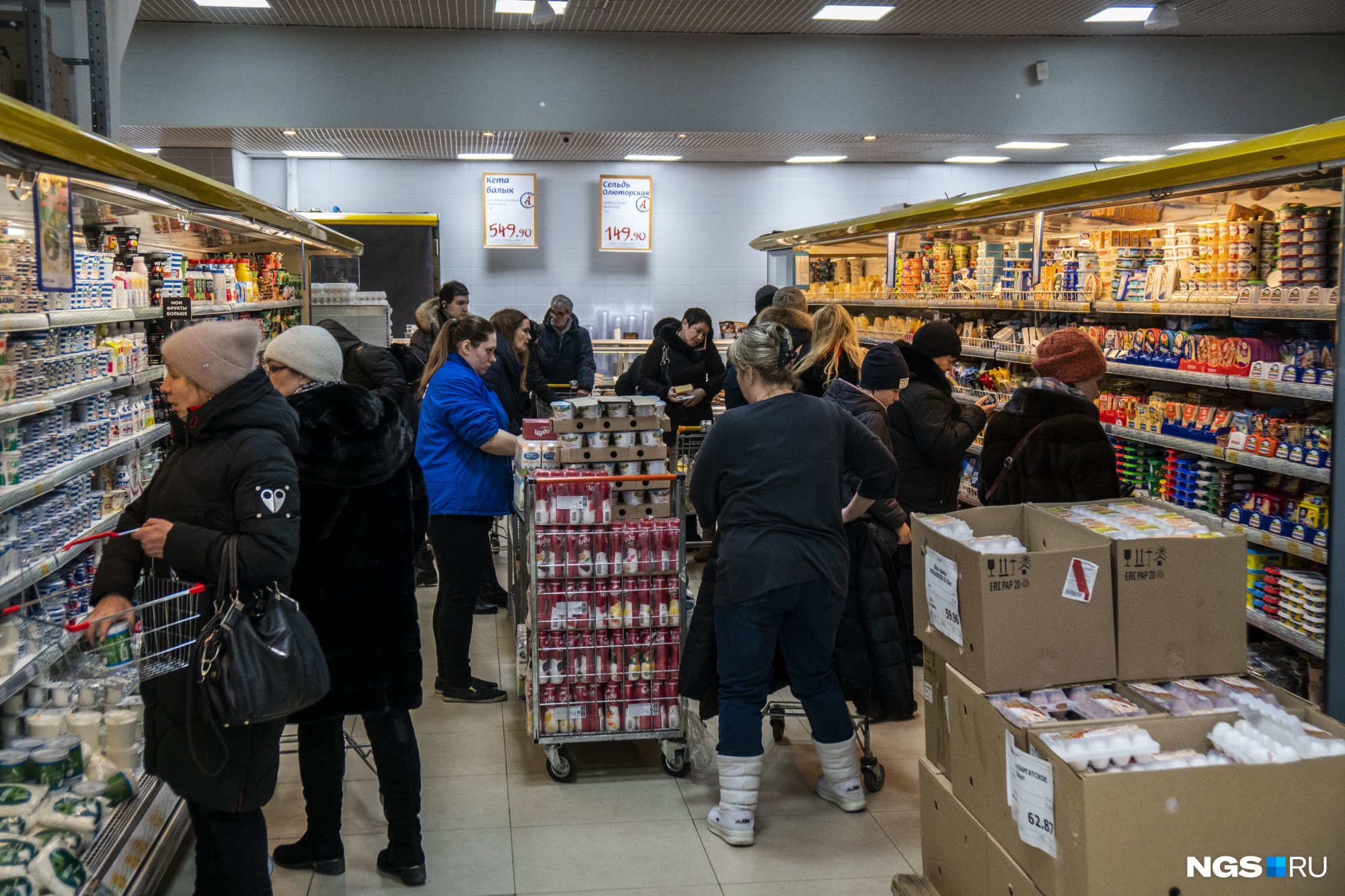 Предновогодняя лихорадка. Смотрим, что творится в магазинах Новосибирска и есть ли там ажиотаж