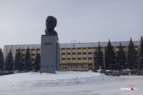 Квартира, которую пытался продать Вадим, находится недалеко от центра города, в нескольких кварталах от мэрии Квартира, которую пытался продать Вадим, находится недалеко от центра города, в нескольких кварталах от мэрии