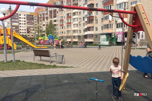 Качели висят оборванные Качели висят оборванные