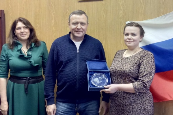 Председатель муниципального совета поселка Виктория Ивановская и директор Фонда по сохранению и развитию Соловков Александр Ходос поздравили нового главу Председатель муниципального совета поселка Виктория Ивановская и директор Фонда по сохранению и развитию Соловков Александр Ходос поздравили нового главу