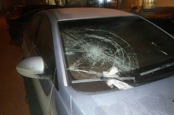 На Ястынской у иномарки пробили стекло На Ястынской у иномарки пробили стекло