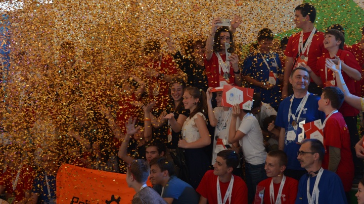 Школьницам из Челябинска устроили выпускной на Всероссийской олимпиаде роботов