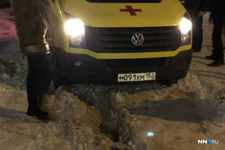 Автомобиль не мог выбраться самостоятельно из снежного плена Автомобиль не мог выбраться самостоятельно из снежного плена
