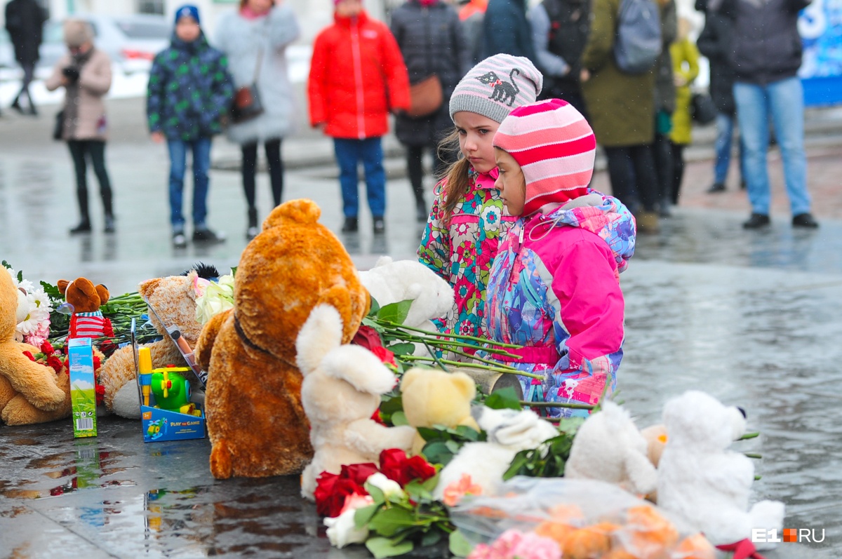 Люди плакали и молчали: сотни екатеринбуржцев почтили память погибших в страшном пожаре в Кемерово