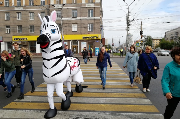 Пешеходы смеялись, когда видели аниматоров. Заднему было тяжелее Пешеходы смеялись, когда видели аниматоров. Заднему было тяжелее