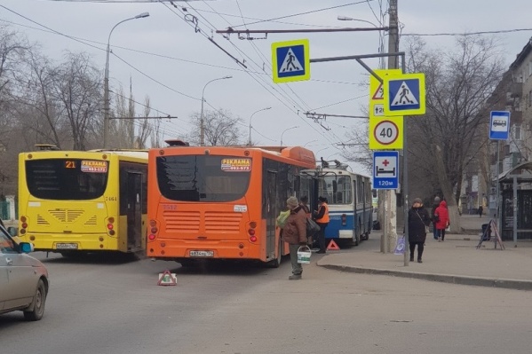 Авария произошла на остановке «Горный поселок» Авария произошла на остановке «Горный поселок»