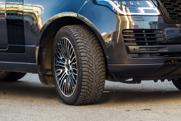 Внедорожник Range Rover с шипованными покрышками Внедорожник Range Rover с шипованными покрышками