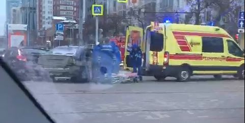 «Носилки достают, там зажало кого-то»: в центре Екатеринбурга ДТП, приехали пожарные и реанимация