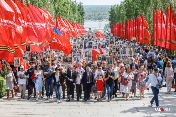 Стартовав в 12:00 от площади Ленина голова колонны уже в 13:00 была на Мамаевом кургане Стартовав в 12:00 от площади Ленина голова колонны уже в 13:00 была на Мамаевом кургане