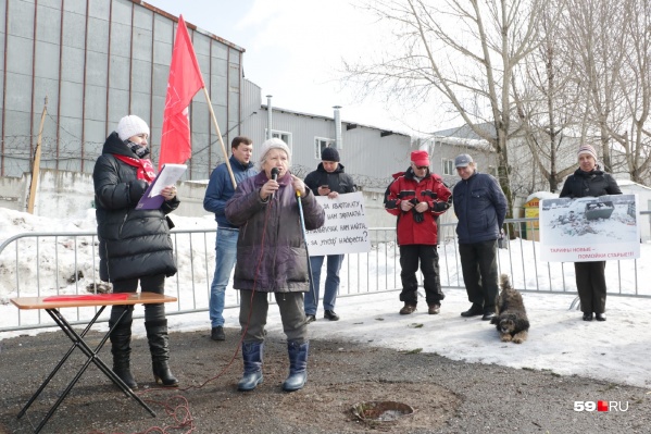 Митинг проходит в сквере Победителей Митинг проходит в сквере Победителей