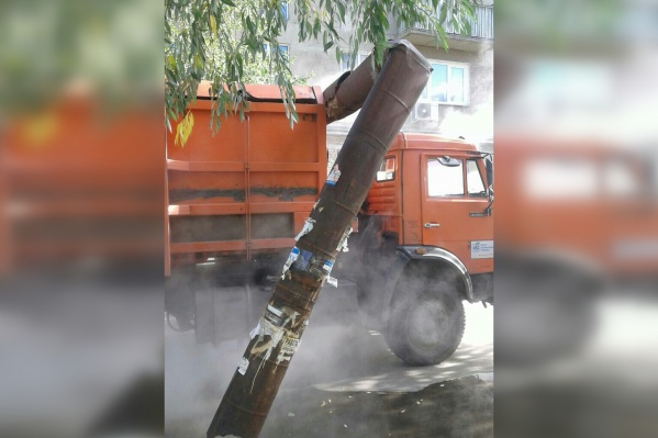 С габаритами водитель мусоровоза явно не рассчитал С габаритами водитель мусоровоза явно не рассчитал