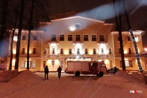 Здание было оцеплено спецслужбами Здание было оцеплено спецслужбами